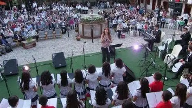 Tarihi Taşhan'da yıl sonu konseri