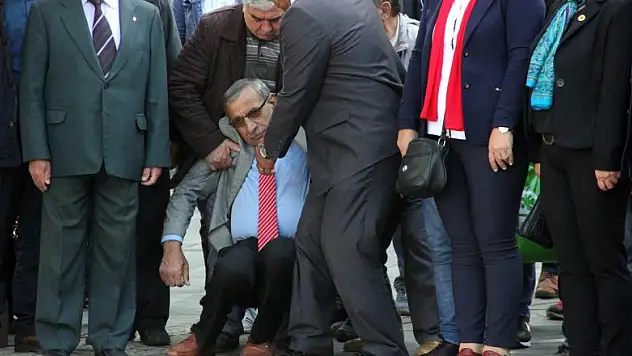 29 Ekim töreninde yere yığıldı