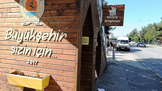 Kitapseverlere yol üstü kütüphane