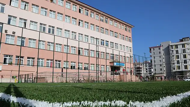  Atakum'dan okula halı saha