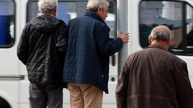 Elektrik direğini 'Canım benim' diye sevdi