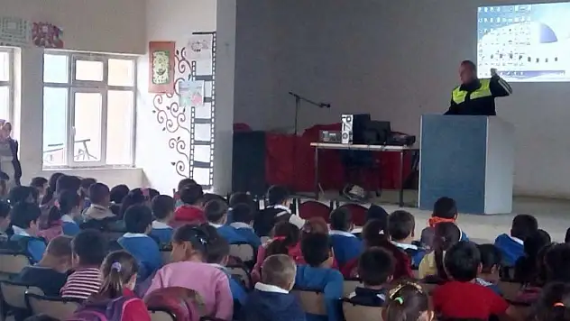 Vezirköprü'de trafikte çocuk konuşuldu 