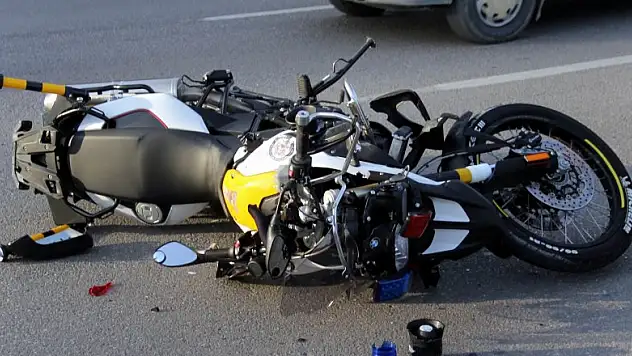  Valilik aracına eskortluk eden motosikletli polis kaza yaptı: 1 yaralı