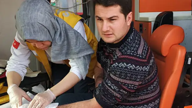 Kamyonet kırmızı ışıkta otomobile çarptı: 1 yaralı