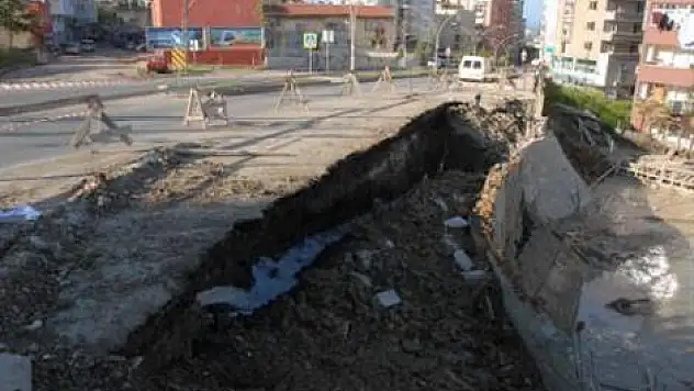 Patlayan su heyelana neden oldu