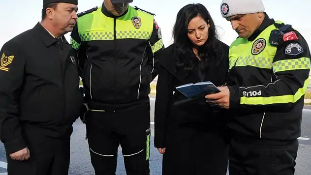 Kadın Kaymakam kontrol noktasında denetleme yaptı