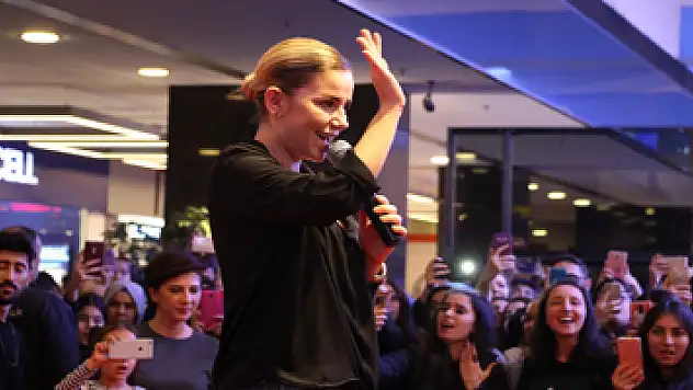 Merve Özbey, Samsunlu hayranlarıyla buluştu