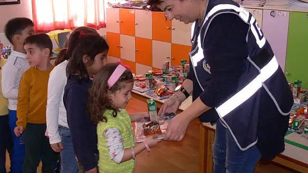 Polis minik öğrencilerle bir araya geldi 