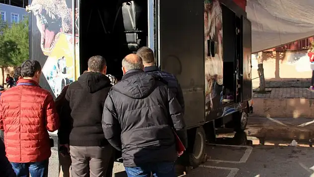 Gezici sinema kamyonundan televizyon çalındı