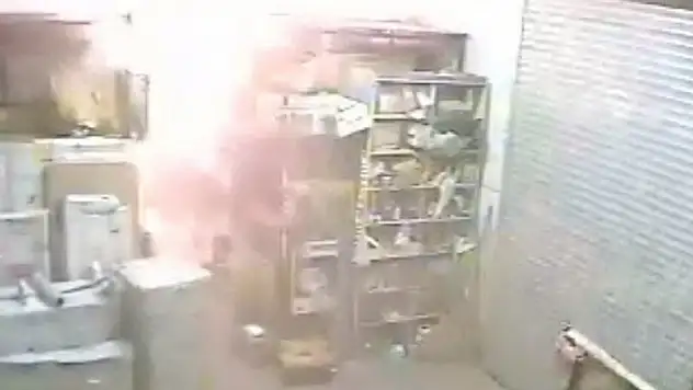 Mobilya deposundaki yangının güvenlik kamera kayıtları ortaya çıktı