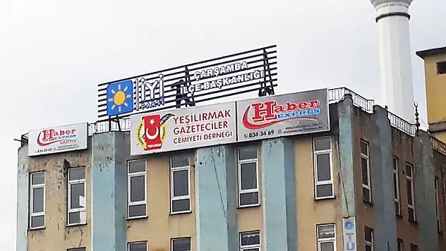 İYİ Parti tabela ile başladı