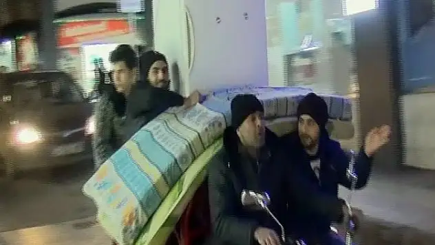 Elektrikli bisikletle ev eşyası taşıdılar