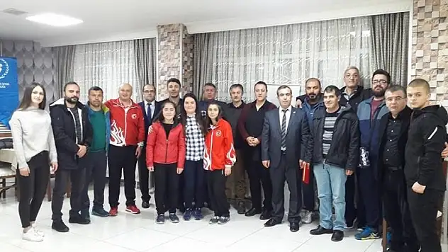 Başarılı sporcu ve antrenörlere plaket 