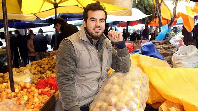 Kurtlar Vadisi melodisiyle patates satan Iraklı pazarcı