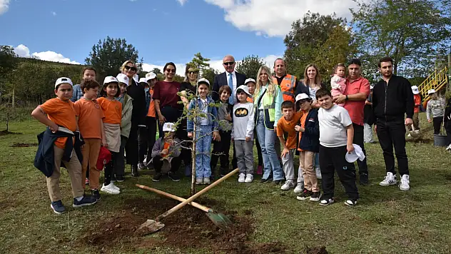 60 adet fidan toprakla buluşturuldu