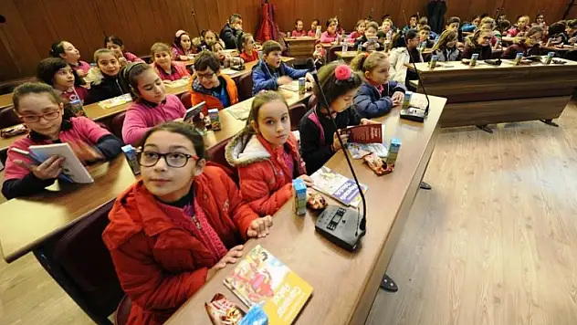 Öğrenciler mecliste kitap okudu