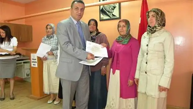 Aile içi eğitim alan bayanlara sertifikaları verildi