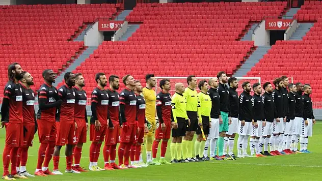  Samsunspor tribünlerinde sevgi ve tepki bir arada