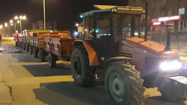 Traktöre 5 römork takan sürücüye ceza kesildi