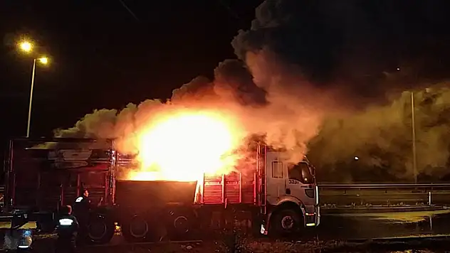 Samsun'da seyir halindeki kamyonda yangın çıktı