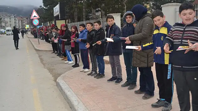 500 öğrenci kitap için köprü oldu