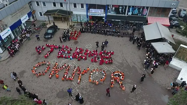 Bin öğrenci caddeye dizilip kitap okudu