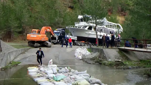 Gezi teknesinin zorlu yolculuğu sona erdi