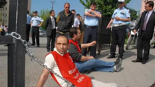 Bakanın geleceği okulun bahçesine kendilerini zincirlediler