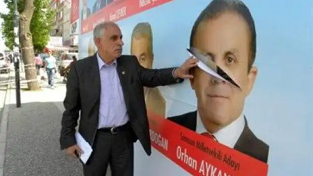 CHP afişlerine 3 kez saldırıldı