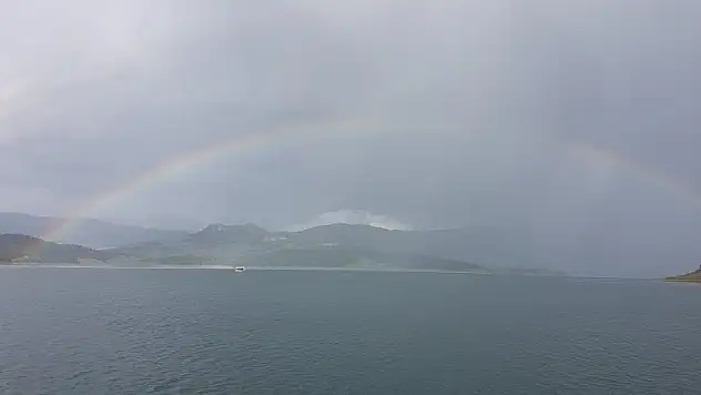 Kanyonda gökkuşağı köprüsü 