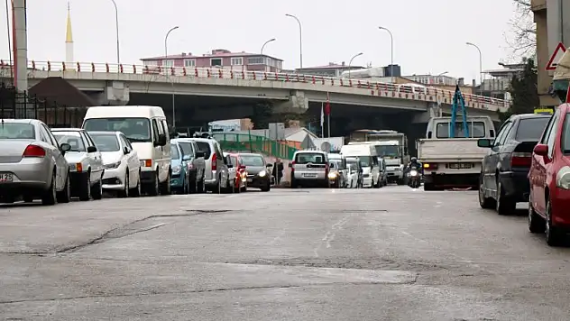 Samsun'da park halindeki 20 aracın lastikleri kesildi 