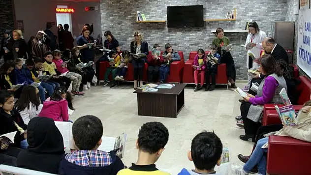 İlkokul öğrencileri hastanede kitap okudu 