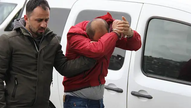 Uyuşturucu hap ve esrarla yakalanan genç tutuklandı 