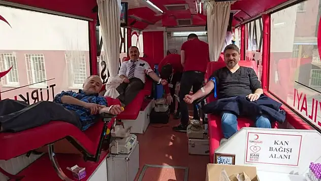 Öğretmen ve velilerden kan bağışı