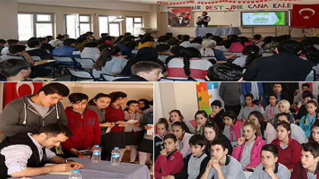 Faruk Yıldız öğrencilerle söyleşilerini sürdürüyor