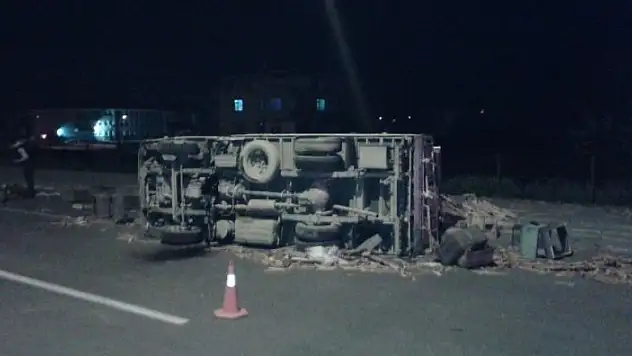 ARI YÜKLÜ KAMYONET TAKLA ATTI:1 YARALI