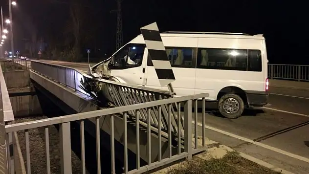 Minibüs bariyerlere çarptı: 1 yaralı 