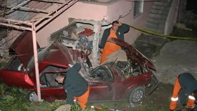 Otomobil eve girdi 2 ölü, 2 yaralı