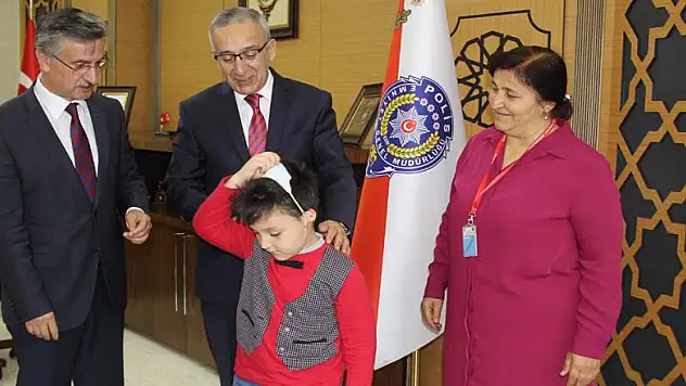 Lösemiyi yenen Talha maskesini emniyet müdürü ile attı