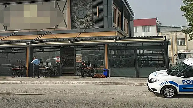 Pastaneyi kundaklarken kameraya yakalandılar