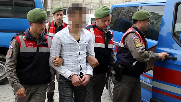 Amcasını tabancayla yaraladı 