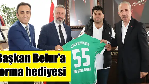 Başkan Belur'a forma hediyesi
