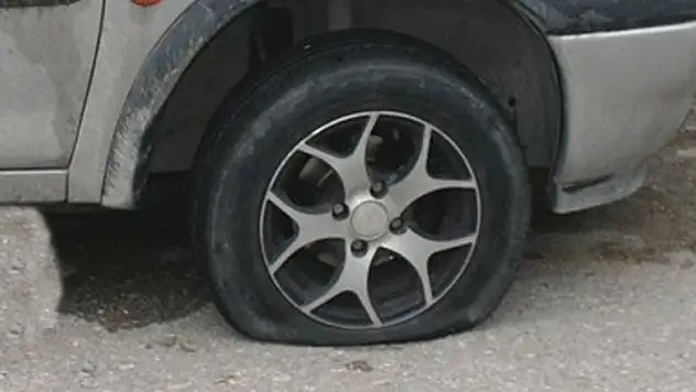 Park halindeki 18 aracın lastiğini kesen 2 kişi tutuklandı 