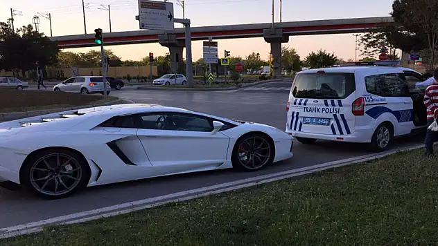 4 milyonluk lüks otomobile egzoz yüzünden ceza kesildi 
