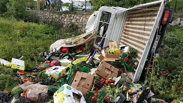 Samsun'da meyve-sebze yüklü kamyonet şarampole yuvarlandı: 2 yaralı 