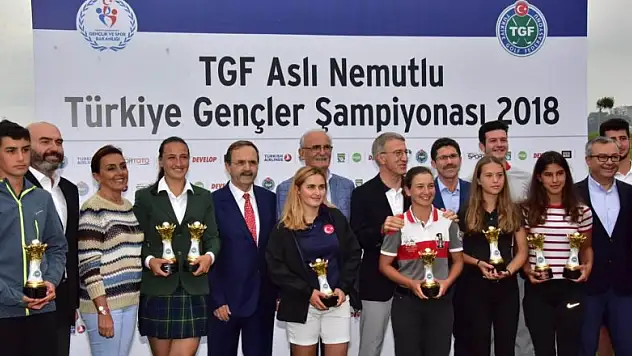 Golf Turnuvası kazananları kupalarını Ağaoğlu'nun elinden aldı 