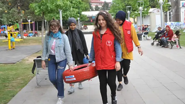 Öğrencilerden sokak hayvanlarına yatak