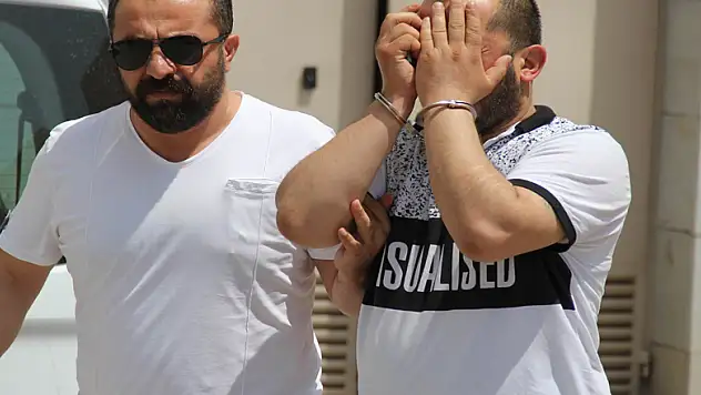 Uyuşturucuları atıp kaçarken yakalandı