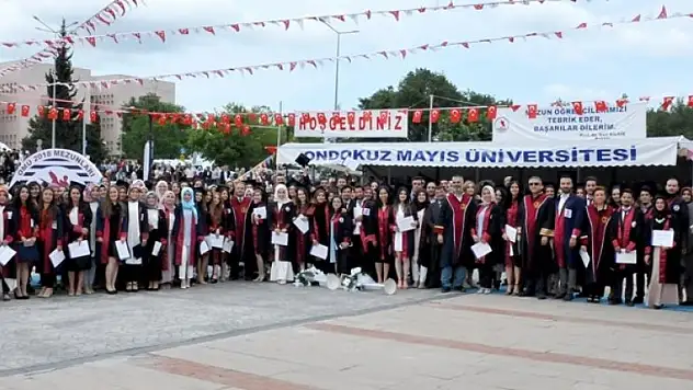 Fen-Edebiyat Fakültesi mezuniyet töreninde coştu 