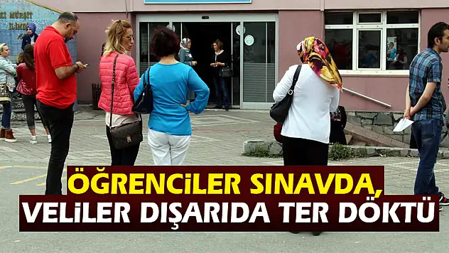 Öğrenciler sınavda, veliler dışarıda ter döktü